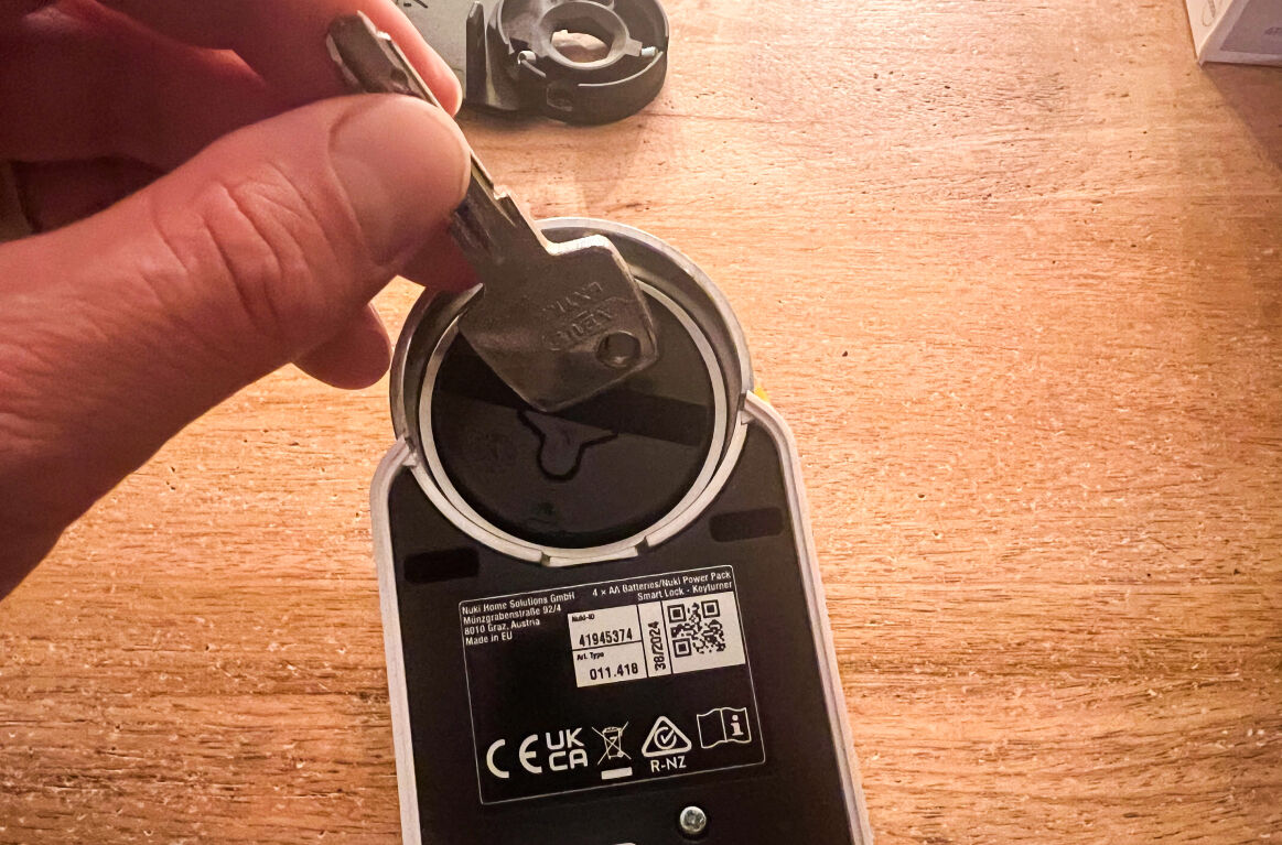 Schluessel wird in das Nuki Smart Lock 4.0 Pro gesteckt